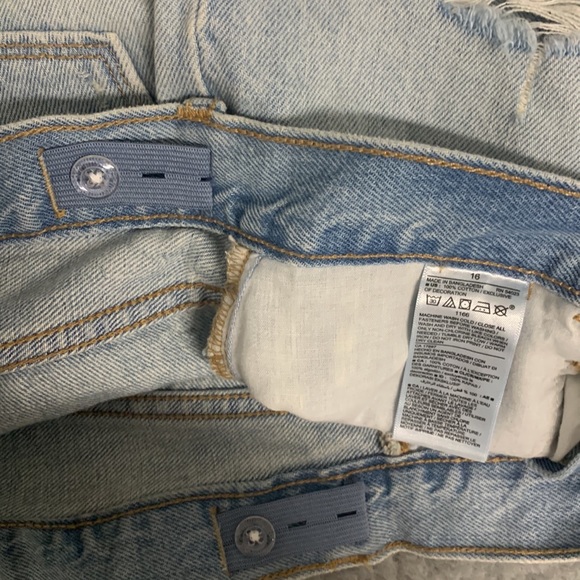 DONATED NWT Girls High Rise Distressed Shorts - Picture 3 of 3